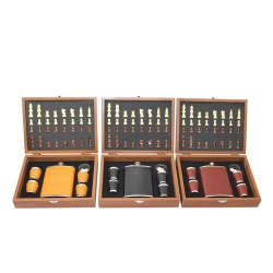 Ahşap Kutulu Satrançlı Matara Seti Derili Ahşap Kutulu Satrançlı Matara Seti Derili