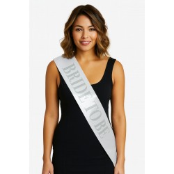 Beyaz Saten Üzerine Kalın Gümüş Yazılı Bride To Be Kuşağı 10 cm Genişlik Beyaz Saten Üzerine Kalın Gümüş Yazılı Bride To Be Kuşağı 10 cm Genişlik