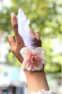 Bride to be Nedime Gelin Bilekliği Tüy ve İnci Boncuk Detaylı Somon Renkli Bekarlığa Veda Partisi Bilekliği 10 Adet Bride to be Nedime Gelin Bilekliği Tüy ve İnci Boncuk Detaylı Somon Renkli Bekarlığa Veda Partisi Bilekliği 10 Adet