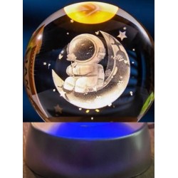 Dekoratif Ay Üstünde Astronot Tasarımlı Plastik Altlıklı Cam Küre Dekoratif Ay Üstünde Astronot Tasarımlı Plastik Altlıklı Cam Küre