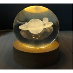 Dekoratif Satürn Tasarımlı Ahşap Altlıklı Işıklı Cam küre Cam:6cm Ahşap:2cm Dekoratif Satürn Tasarımlı Ahşap Altlıklı Işıklı Cam küre Cam:6cm Ahşap:2cm