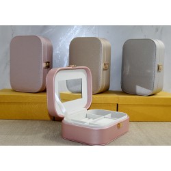 Deri Kaplamalı Makyaj Ve Takı Kutusu Deri Kaplamalı Makyaj Ve Takı Kutusu