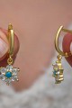 Gümüş Mavi Taşlı Gold Çiçek Kadın Küpe Gümüş Mavi Taşlı Gold Çiçek Kadın Küpe