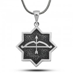 Gümüş Ok Yay İşlemeli Sekizgen Tasarım Kolye Gümüş Ok Yay İşlemeli Sekizgen Tasarım Kolye