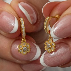 Gümüş Sallantılı Gold Minimal Çiçek Kadın Küpe Gümüş Sallantılı Gold Minimal Çiçek Kadın Küpe