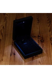 Işıklı Siyah Renk Kolye Kutusu Işıklı Siyah Renk Kolye Kutusu