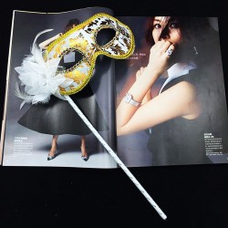 Lüks Taşlı Saplı Maskeli Balo Maskesi Beyaz Renk 35 cm Lüks Taşlı Saplı Maskeli Balo Maskesi Beyaz Renk 35 cm