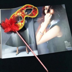 Lüks Taşlı Saplı Maskeli Balo Maskesi Kırmızı Renk 35 cm Lüks Taşlı Saplı Maskeli Balo Maskesi Kırmızı Renk 35 cm