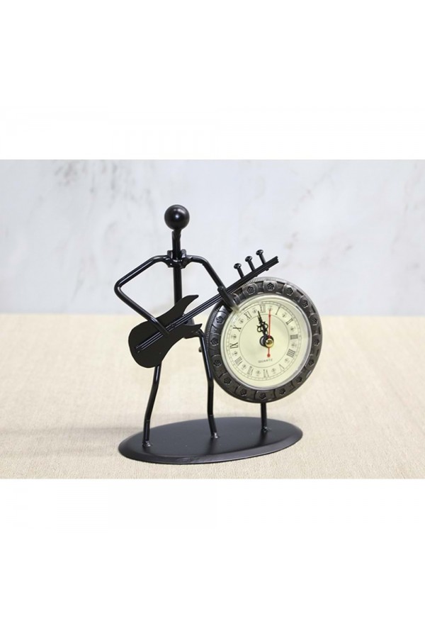 Metal Saatli Gitar Çalan Müzisyen