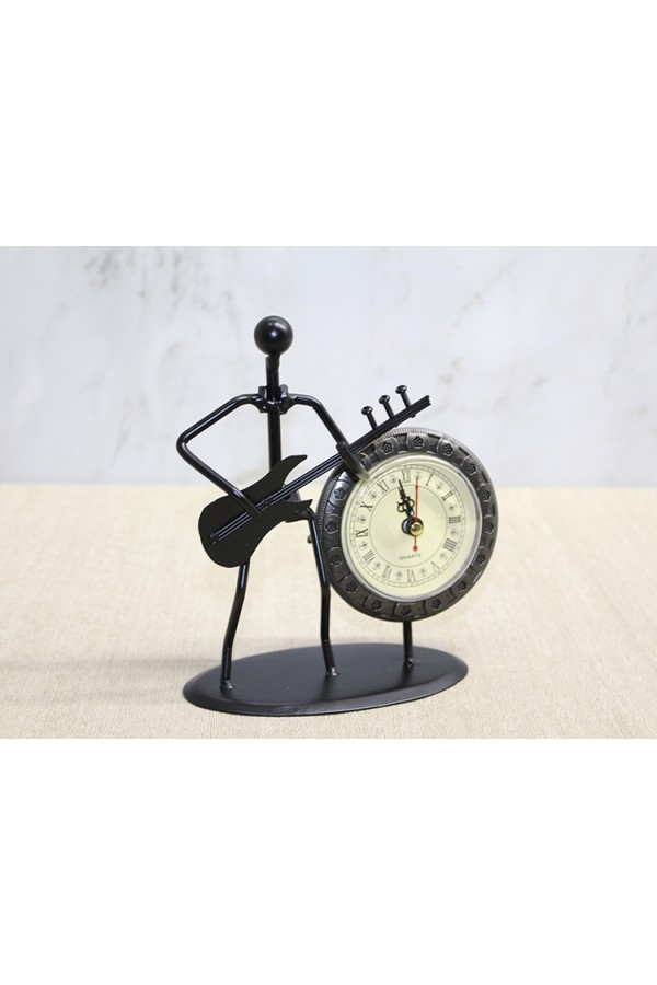 Metal Saatli Gitar Çalan Müzisyen