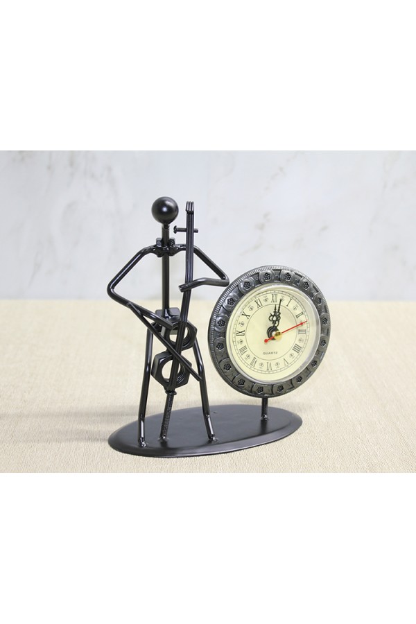 Metal Saatli Keman Çalan Müzisyen