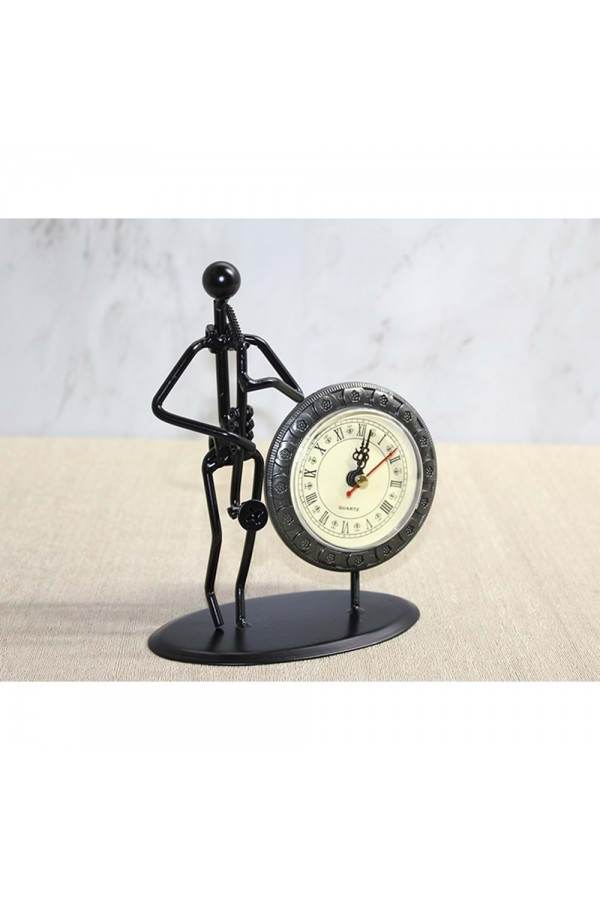 Metal Saatli Saksafon Çalan Müzisyen