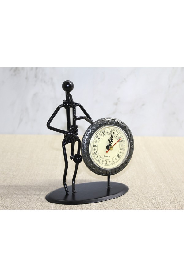 Metal Saatli Saksafon Çalan Müzisyen