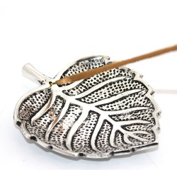 Metal Yaprak Tasarımlı Tütsülük Metal Yaprak Tasarımlı Tütsülük