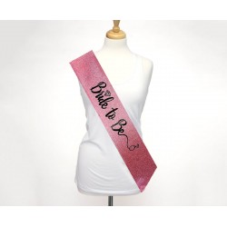 Pembe Üzeri Siyah İtalik Alyanslı Bride To Be Yazılı Simli Işıltılı Kuşak Kemer 10 cm Genişlik Pembe Üzeri Siyah İtalik Alyanslı Bride To Be Yazılı Simli Işıltılı Kuşak Kemer 10 cm Genişlik