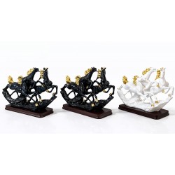 Polyester 3'Lü Şahlanmış At Figürü Polyester 3'Lü Şahlanmış At Figürü