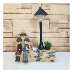 Taş Duvar Üstünde Oturan Sevgili Çift Işıklı Biblo