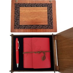 Ahşap Kutulu Kırmızı Deri Defter ve Metal Kalem Set Ahşap Kutulu Kırmızı Deri Defter ve Metal Kalem Set