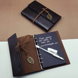 Beyaz Jel Kalem Ve Siyah Yapraklı Deri Hatıra Defteri Beyaz Jel Kalem Ve Siyah Yapraklı Deri Hatıra Defteri