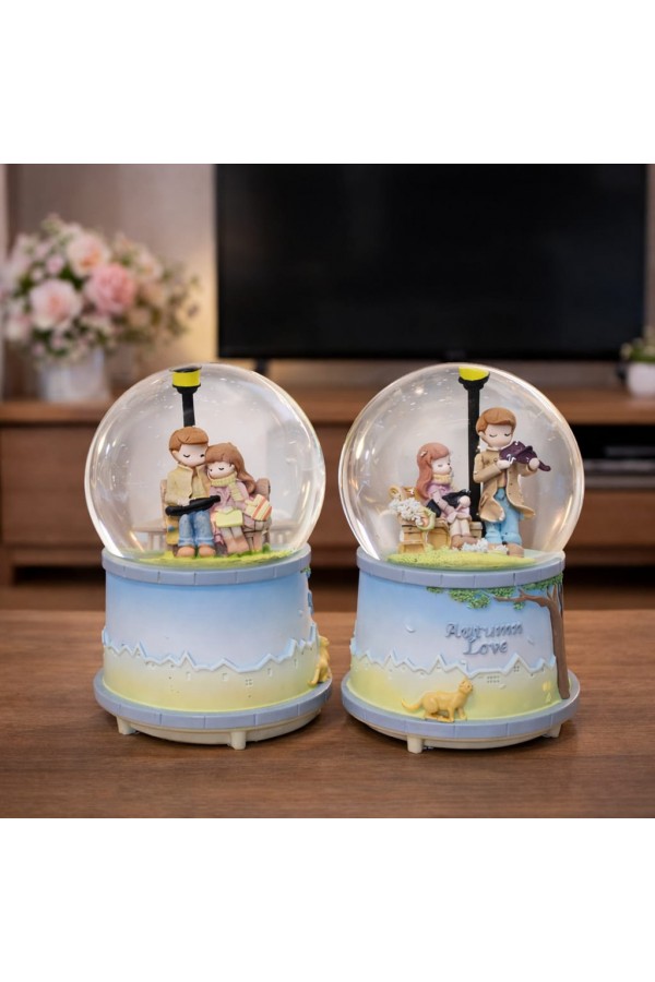 Orta Boy Bankta Oturan Sevgililer Kar Küresi