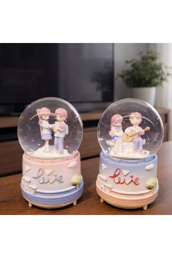 Orta Boy Mutlu Romantik Çiftler Kar Küresi