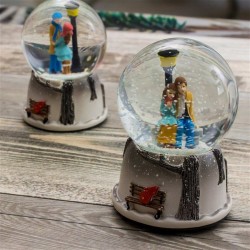 Orta Boy Sokak Lambalı Sevimli Çiftler Kar Küresi Orta Boy Sokak Lambalı Sevimli Çiftler Kar Küresi